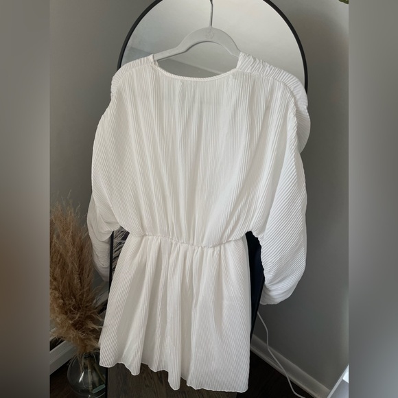 White Flowy Bell Sleeve Short Dress - Size M - Picture 2 of 3